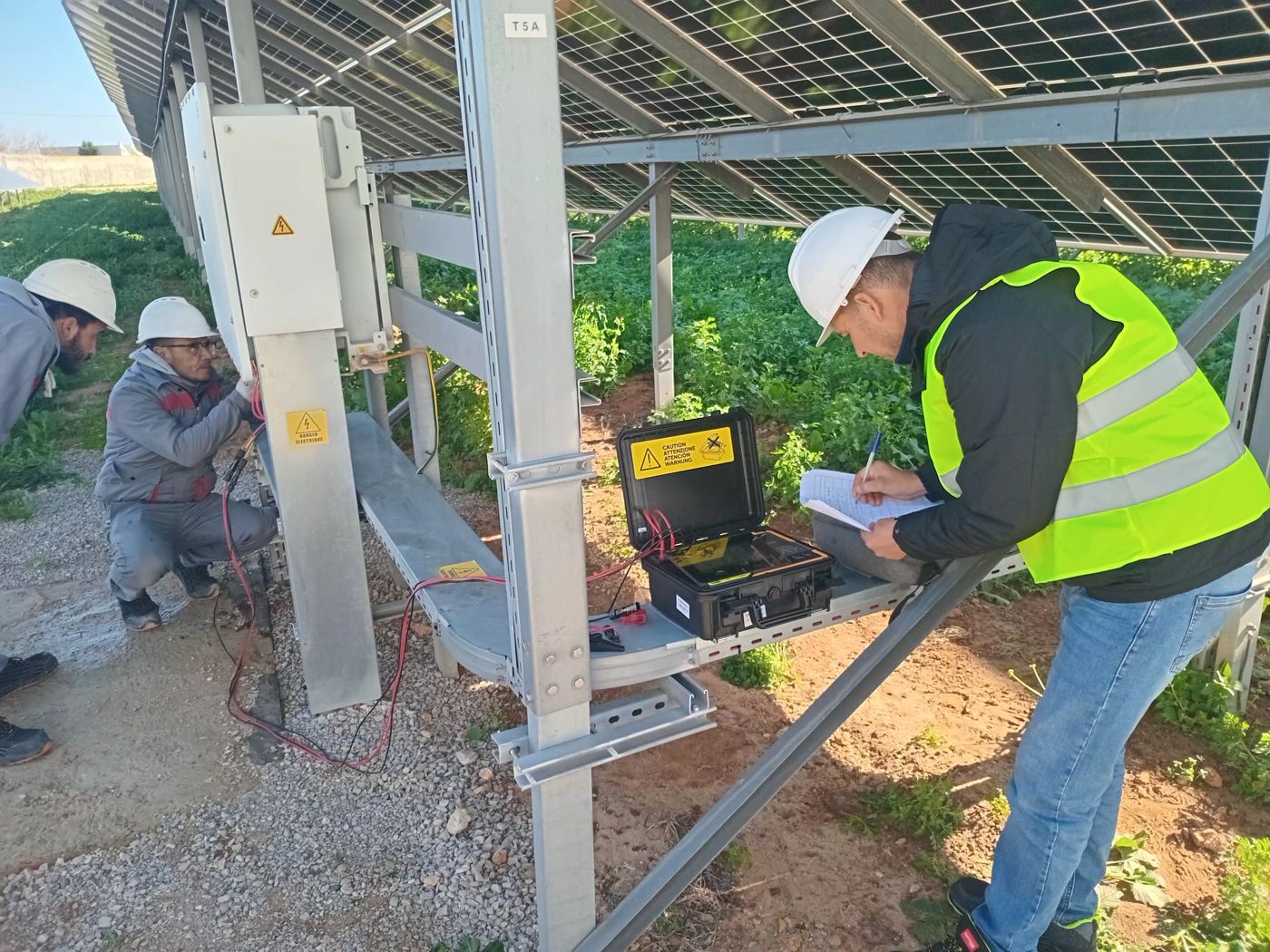 Essais et mesures sur les boîtes de jonction d'une centrale photovoltaïque